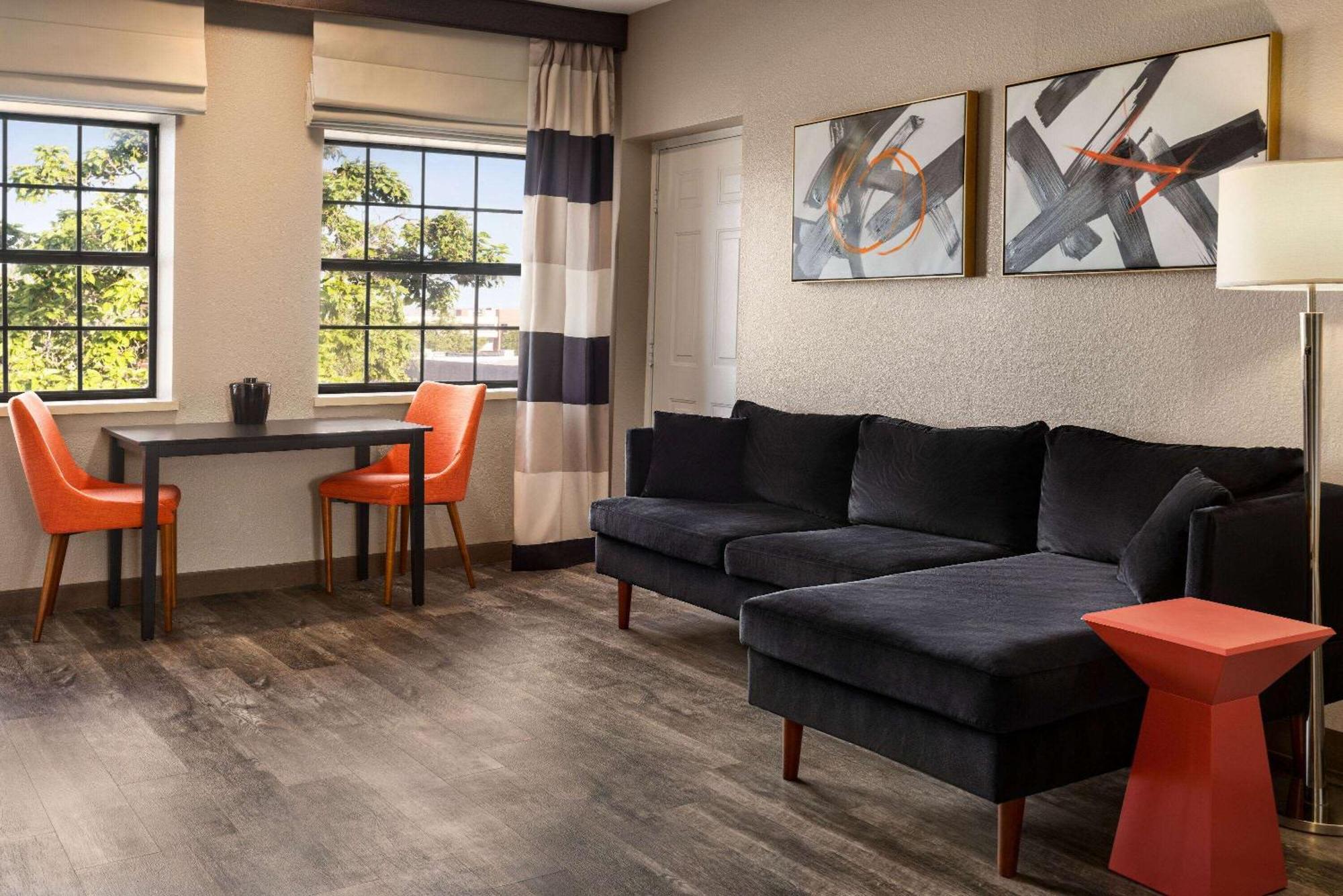 Ramada By Wyndham Albuquerque Airport Hotell Exteriör bild